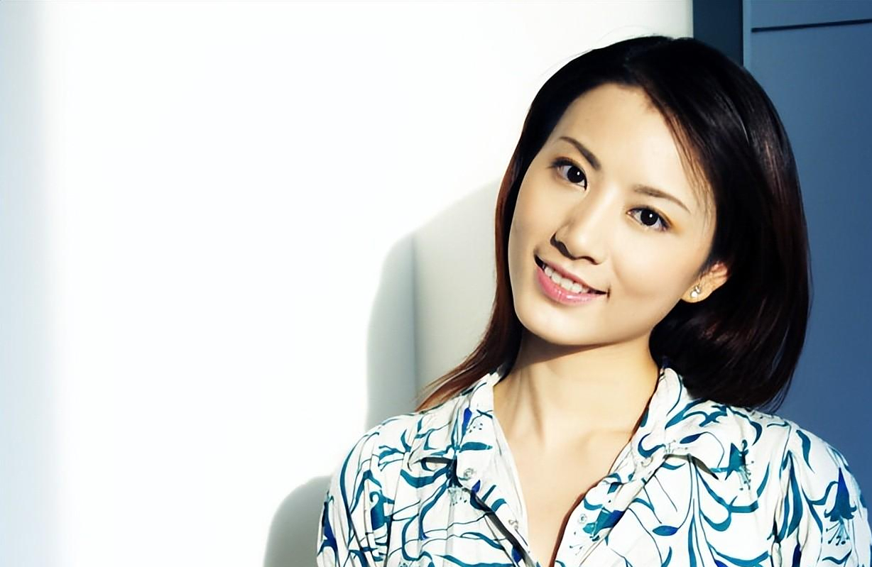 尹红:才貌双全的东方卫视主持人,主持风格稳重,深受观众喜欢