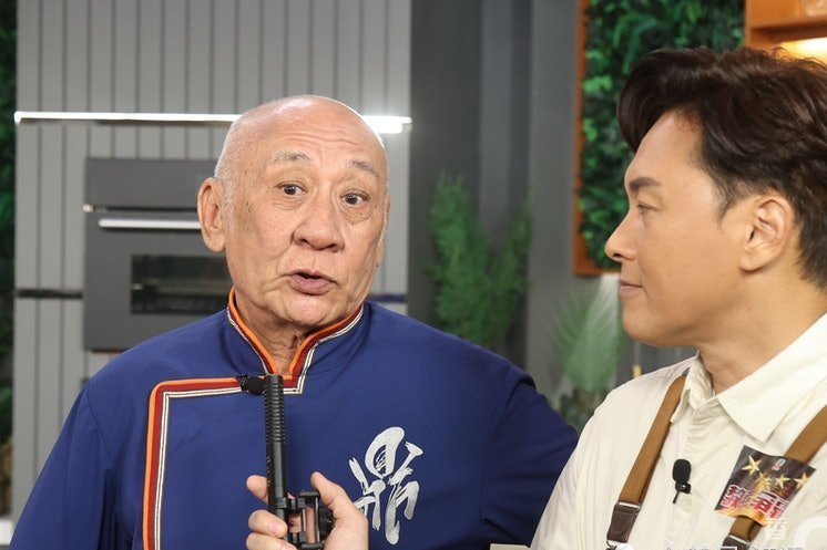 李家鼎台庆大合照遭冷待 靠边站神情落寞惹心酸