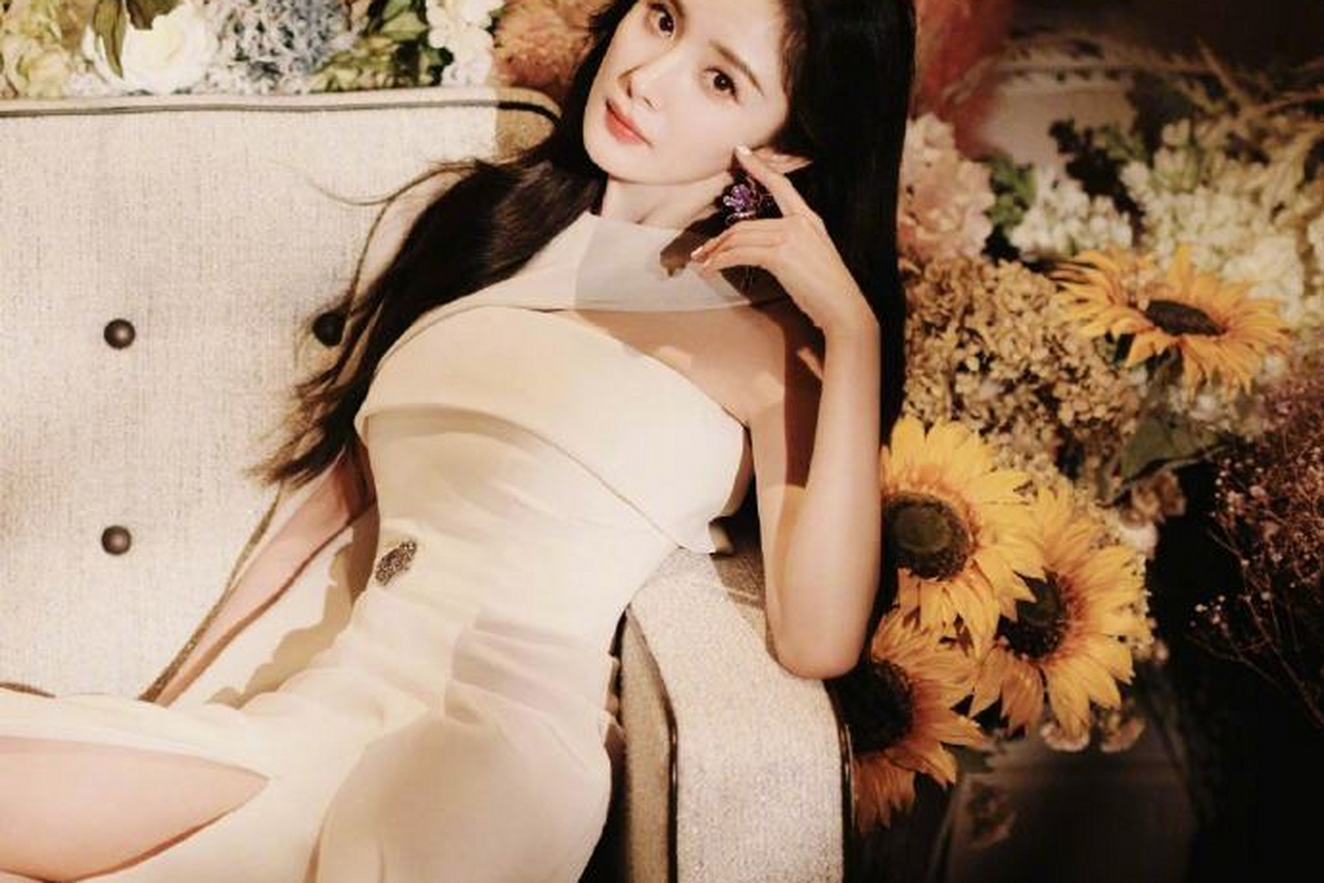 杨幂身着纯白斜肩露腰高开叉长裙,展现优雅高级气质,成为全场焦点.