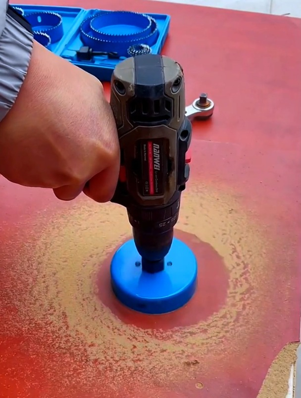 老木工师傅钻孔效率快,靠的不只是技术,还有"工具"的选择!