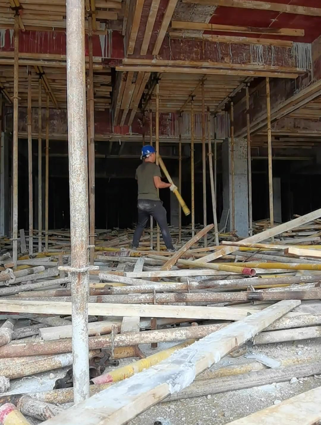 施工现场,木工最累的活是,递材料,拆柱子,拆板面,你觉得呢?