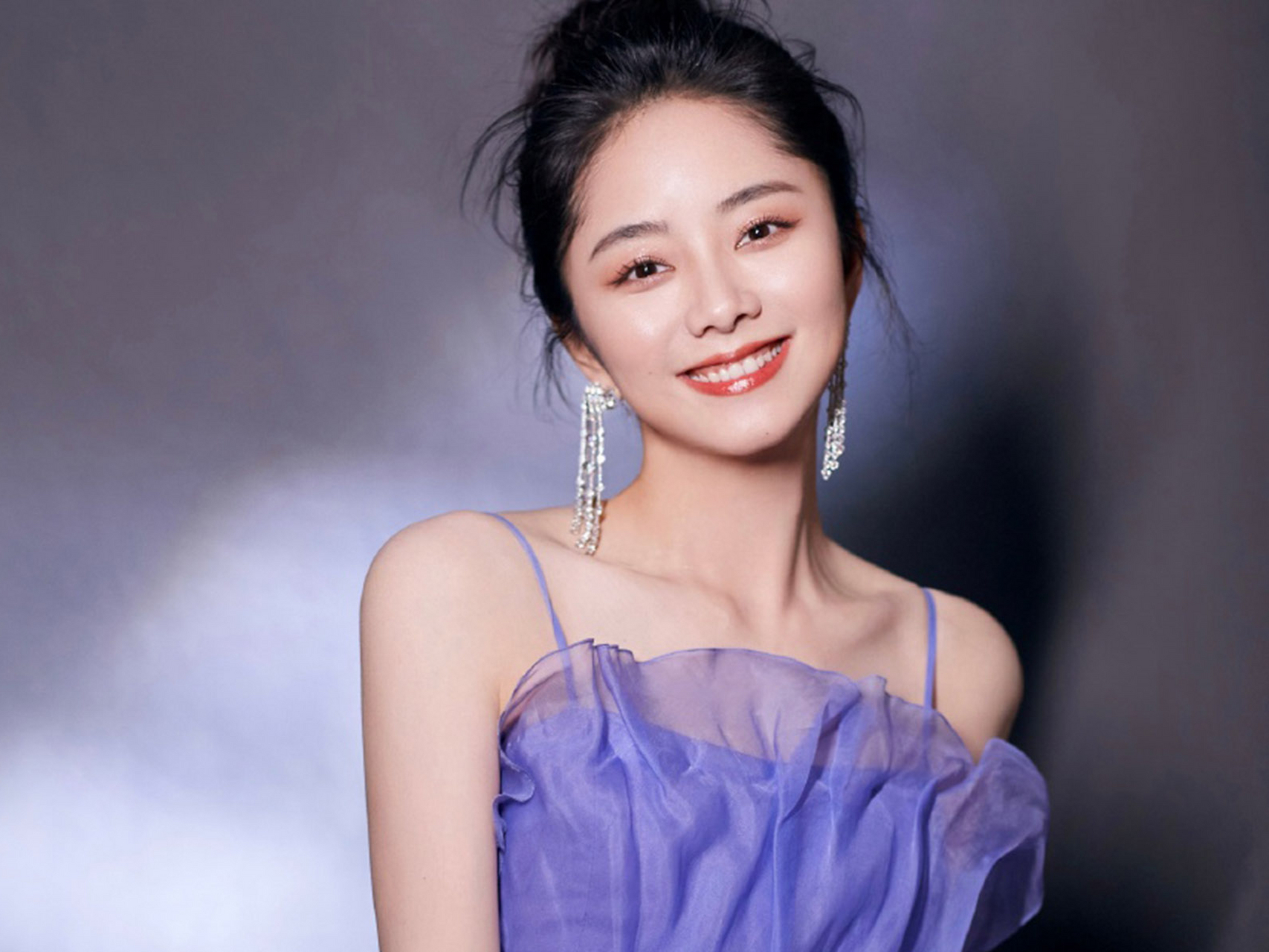 谭松韵,拥有甜美的长相,清纯可人的气质清纯,在她的演艺作品里都能