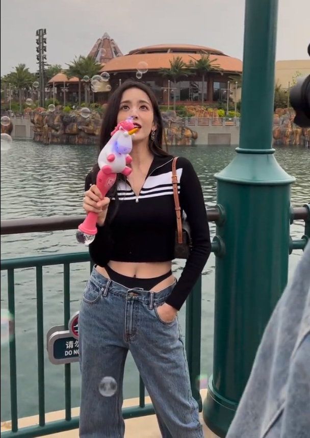 比基尼,低腰裤,女明星的穿衣自由,撕开了娱乐圈的审美遮羞布