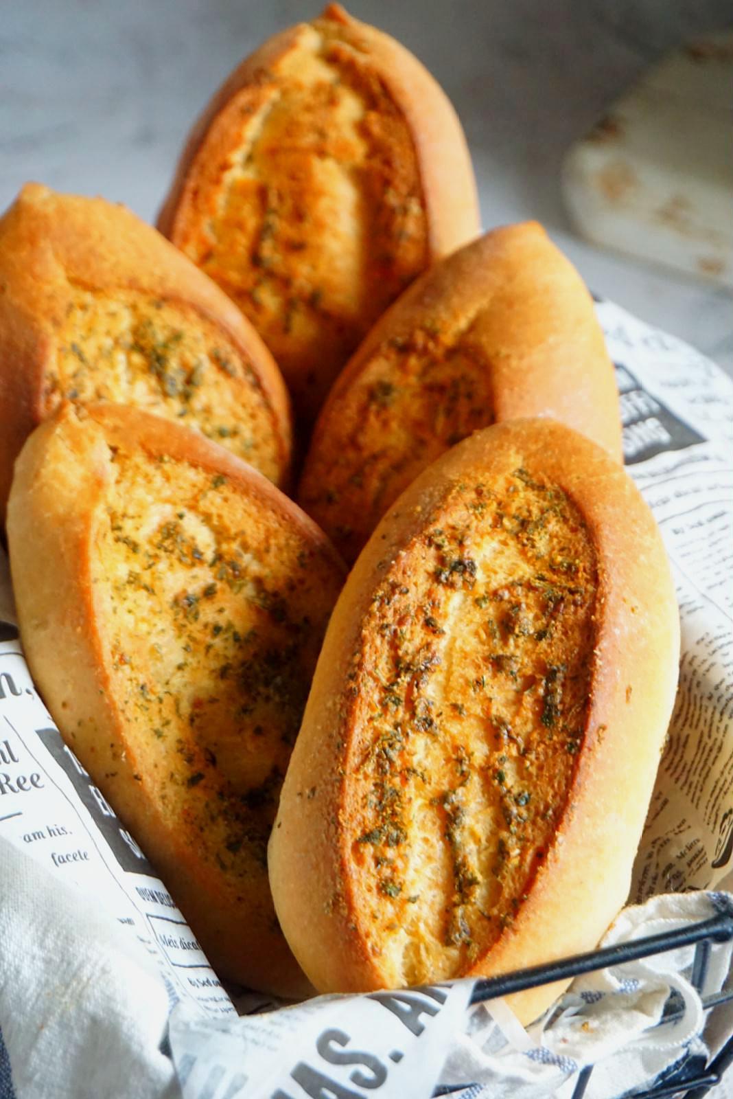 烘焙师教你做蒜香全麦咸面包,一次发酵很简单,外脆内软,特好吃