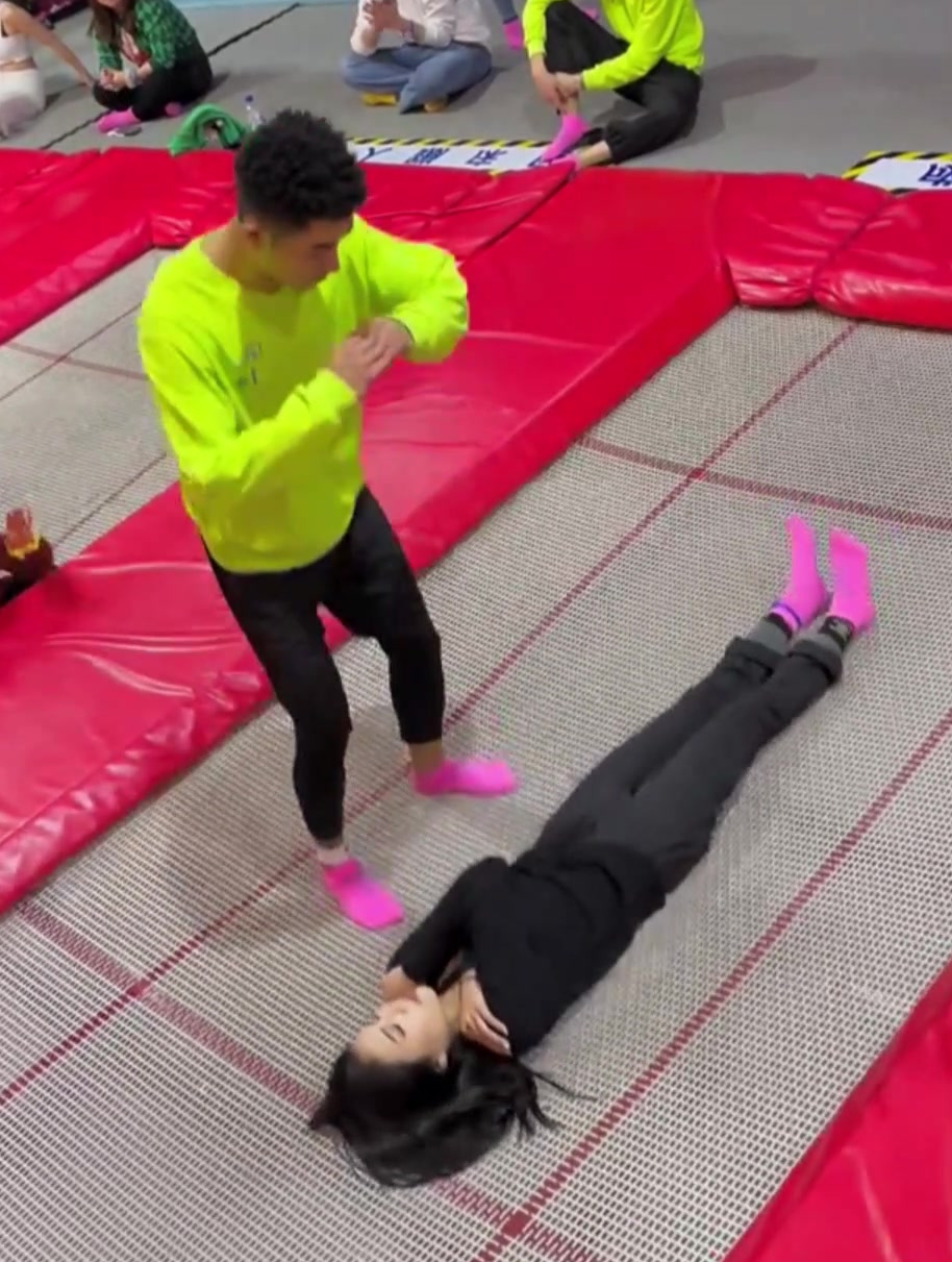 美女玩蹦床公主抱,反向套路小哥哥,网友:谁都不服就服你