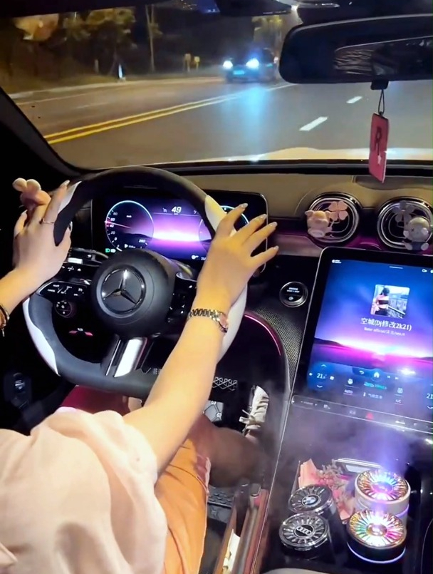 夏天开车再也不用担心手心吸汗,手握方向盘谁都可以是酷酷小姐姐