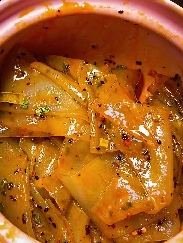 可以手撕着吃的红油粉皮,口感q弹,麻辣鲜香,隔着屏幕都馋哭啦