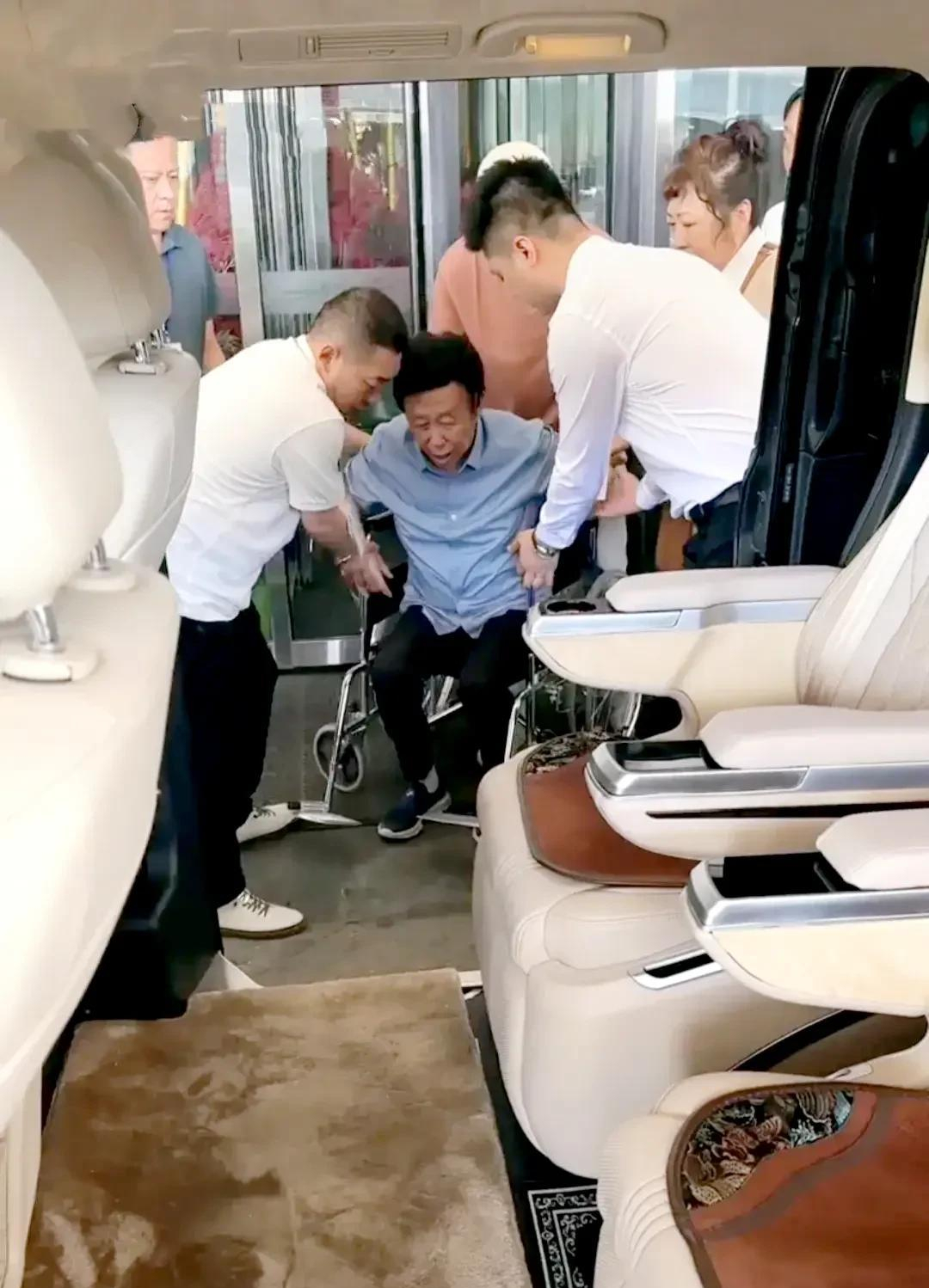 81岁田连元坐轮椅出行,身体瘦弱状态差,儿子车祸去世受打击