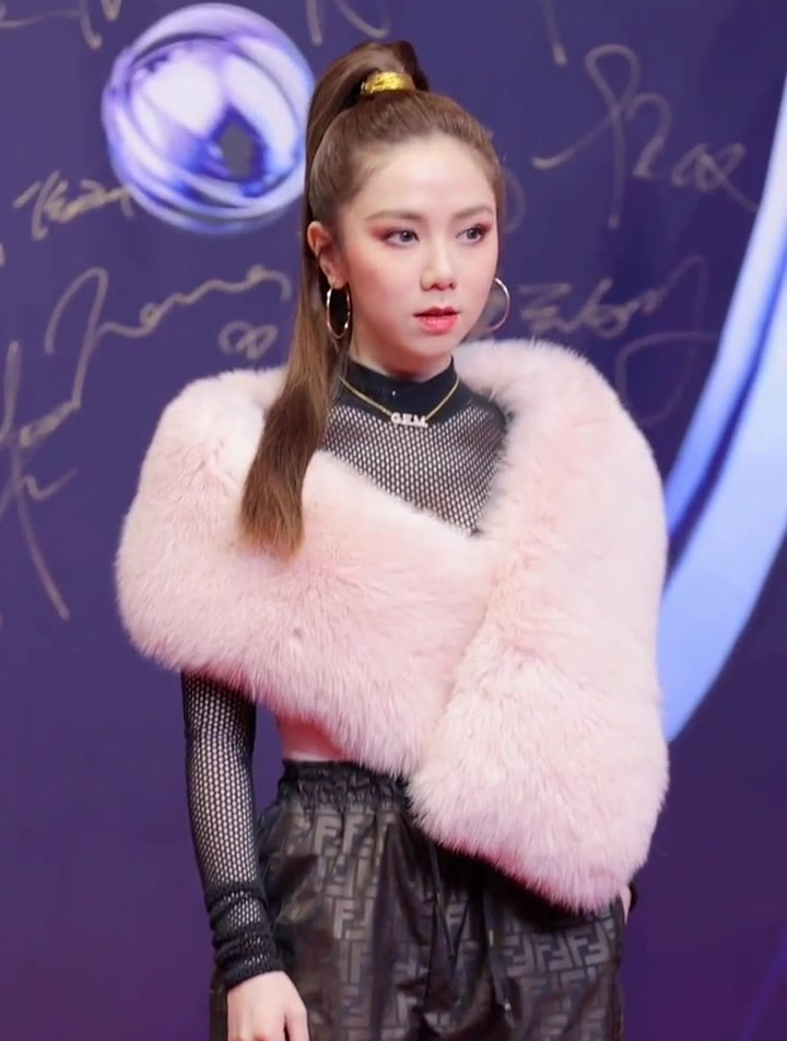 邓紫棋亮相红毯,高马尾造型好帅!-度小视