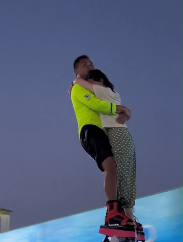 闺蜜玩水上飞人,这样抱着教练好吗?网友:教练老婆要怒了