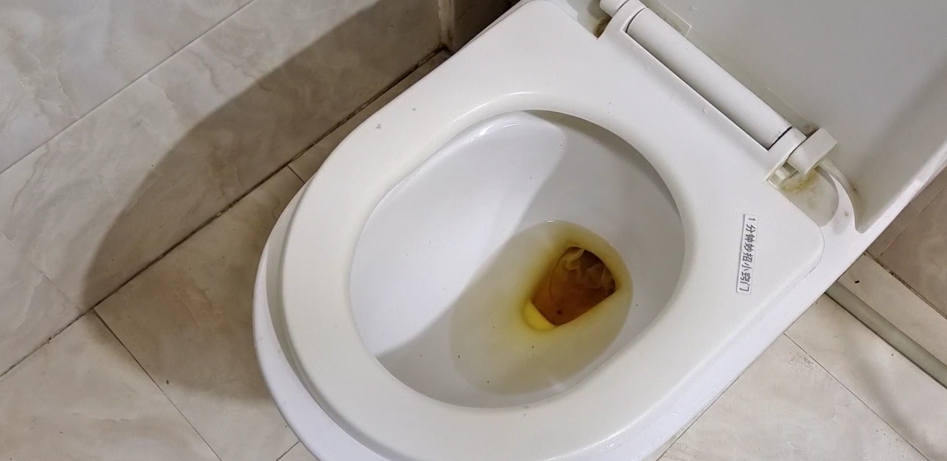 马桶堵了?只需用一个塑料瓶,几下就能快速疏通,还不用花钱!