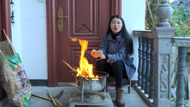 貴州天氣大降溫很冷，妹子燒柴火取煖，煮一碗麪喫生活簡單