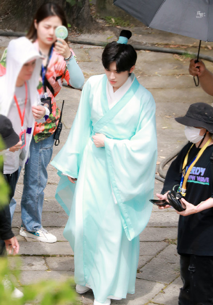 宋亚轩青色长衫造型太好看了吧,这身段不演古装剧真的亏了