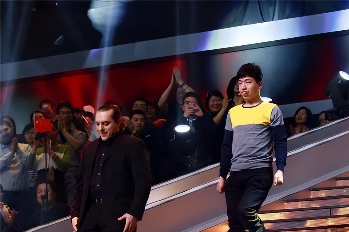 周玮:数学天才被当成傻子,算术却秒杀大学教授,如今他过得如何