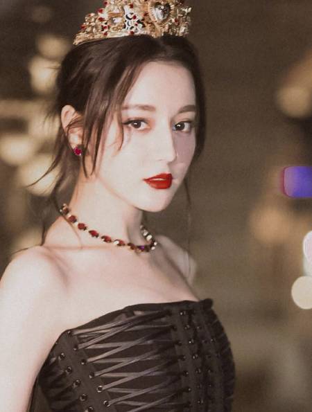 皇冠下的迪丽热巴,直接惊艳中日韩三国时尚圈,并登上了泰国热搜-度小