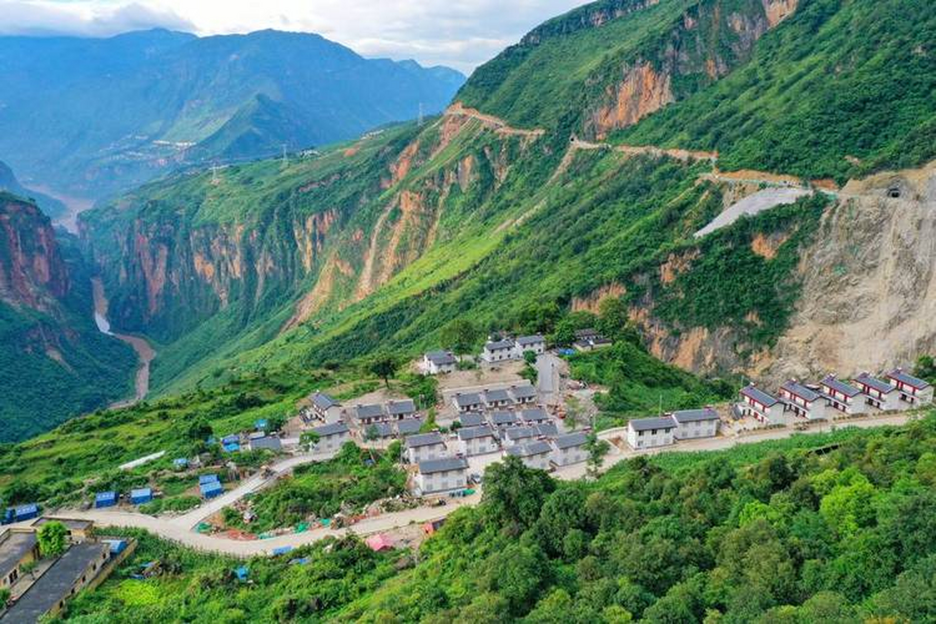 高山草甸,彝族村寨和丰收的季节构成了独特的秋季景观.