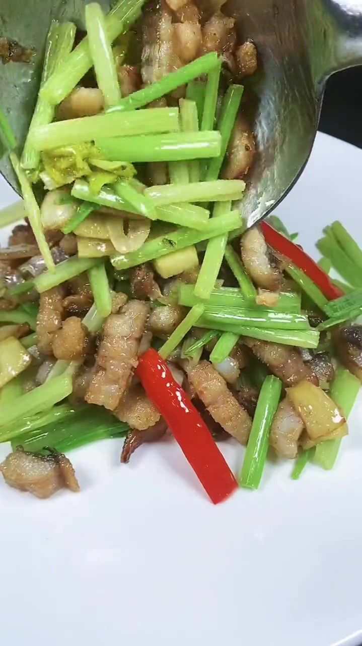 鳗鱼干炒芹菜是我们的最爱要选风干淡鳗鱼以及本地芹菜-度小视