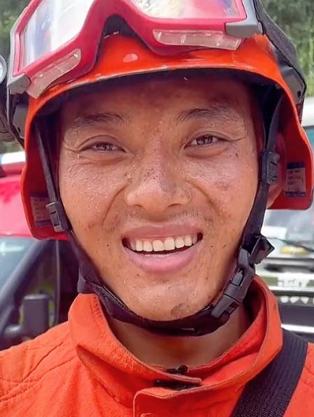 甘肃森林消防员支援重庆山火,灭火后的笑容太治愈了-度小视