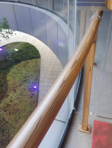 办公楼不锈钢扶手木纹漆施工 木纹漆-度小视