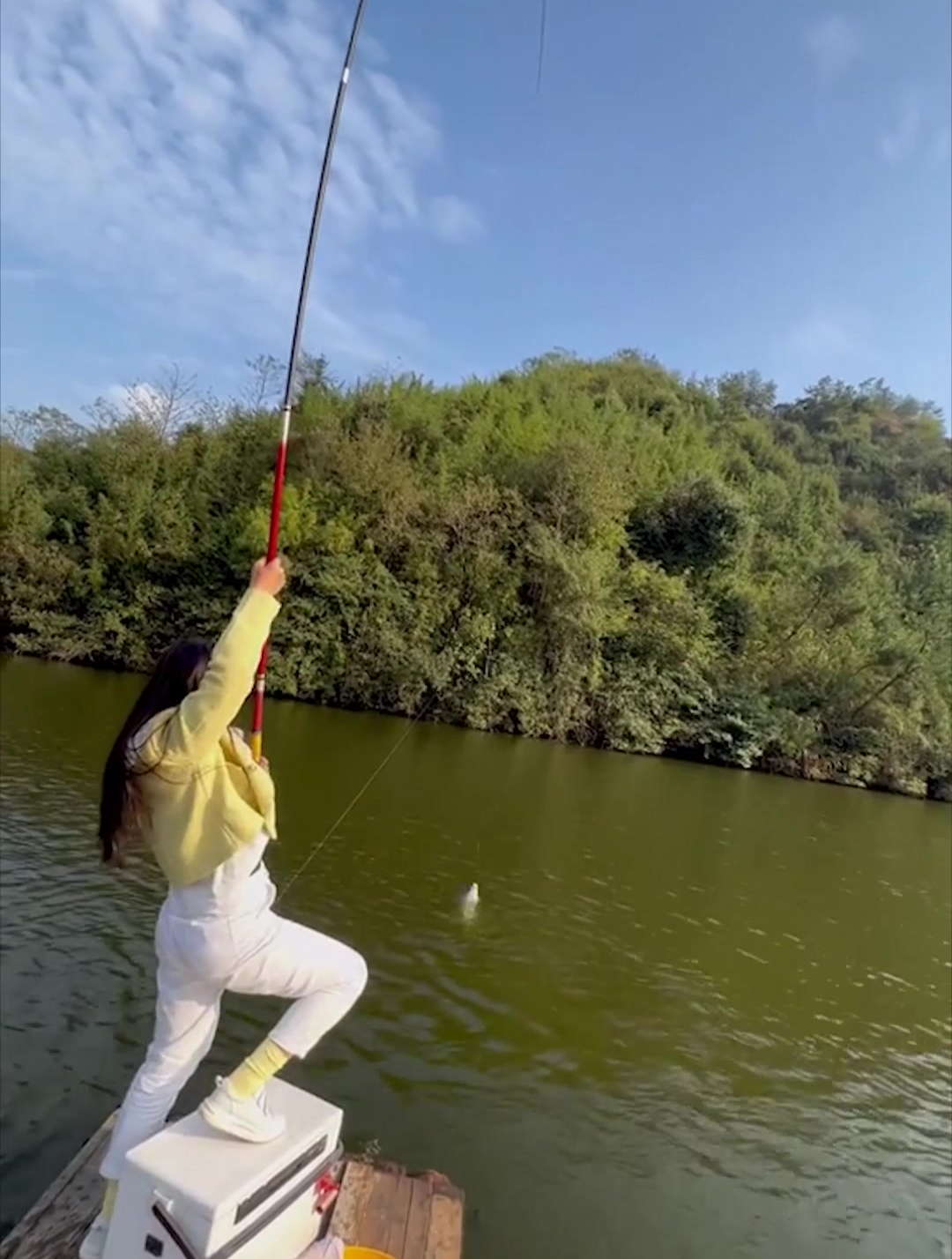 妹子是钓鱼高手,遛鱼遛到手软,一条鱼拉半天力道好猛