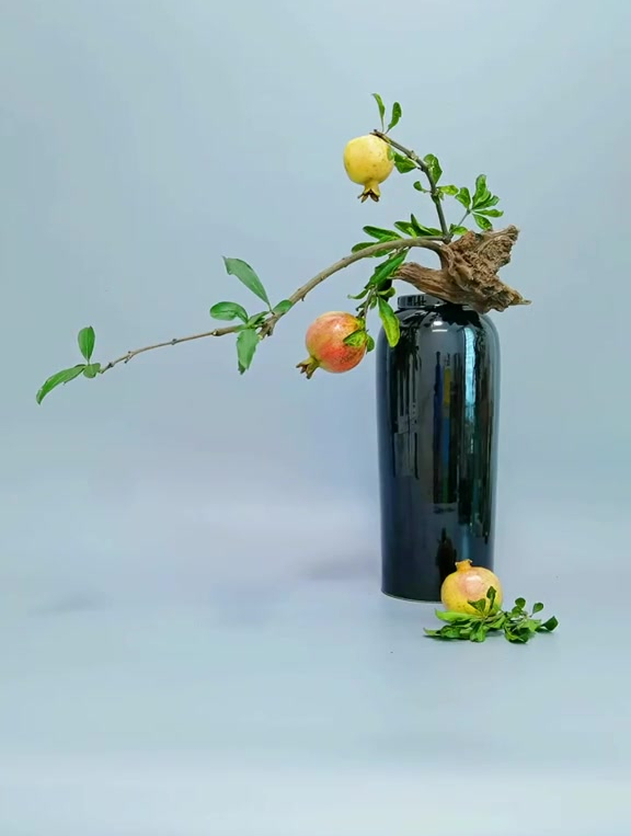 用石榴插个东方式瓶花亮点是瓶子可当镜子我全然不知