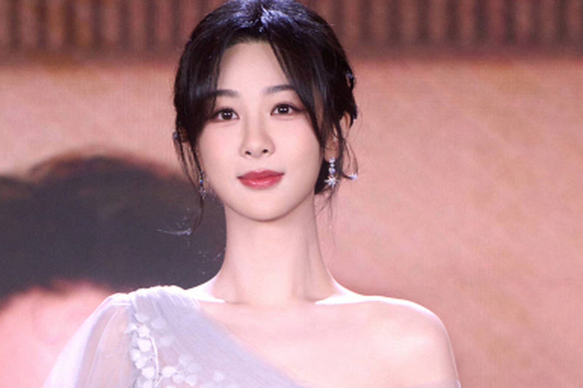 杨紫在央视采访中穿着淡紫色斜肩纱裙,展现温婉大方气质.