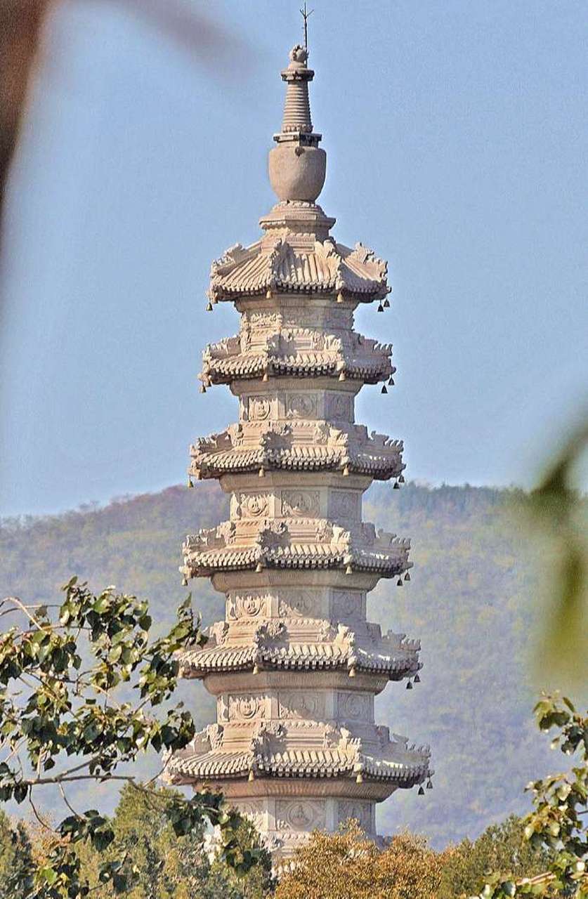 玉泉山华藏海禅寺的石塔(华藏塔,塔上雕刻精美.