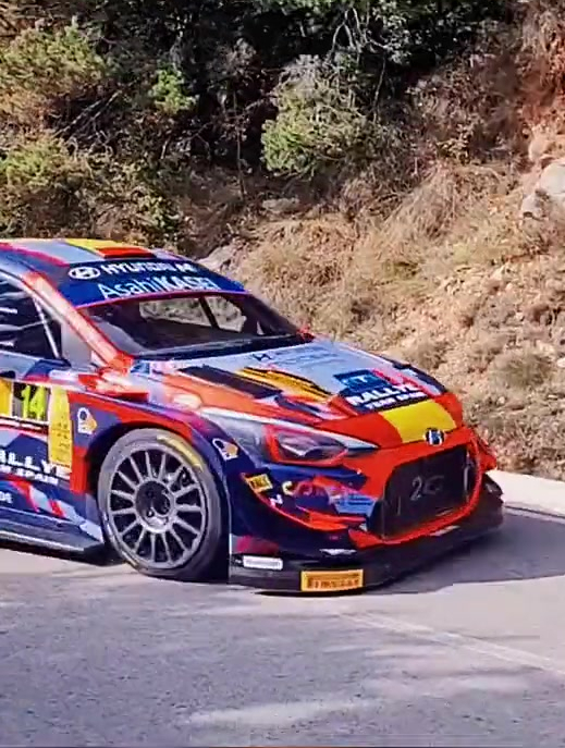 拉力赛燃到爆的表演,看谁先松油门谁就输 拉力赛 wrc 漂移-度小视