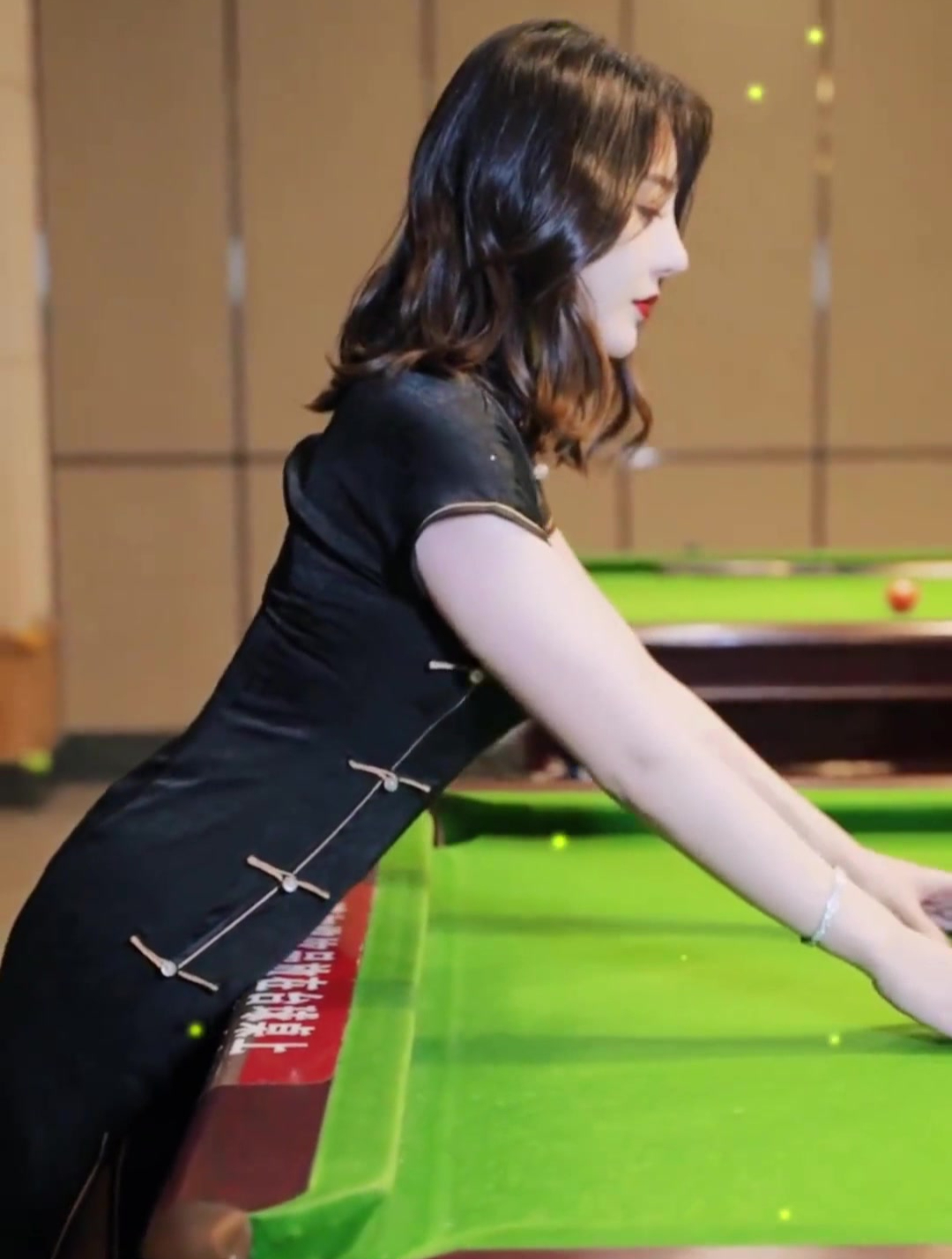 偶遇美女在打台球,看到这个打球姿势,简直是不忍眨眼-度小视