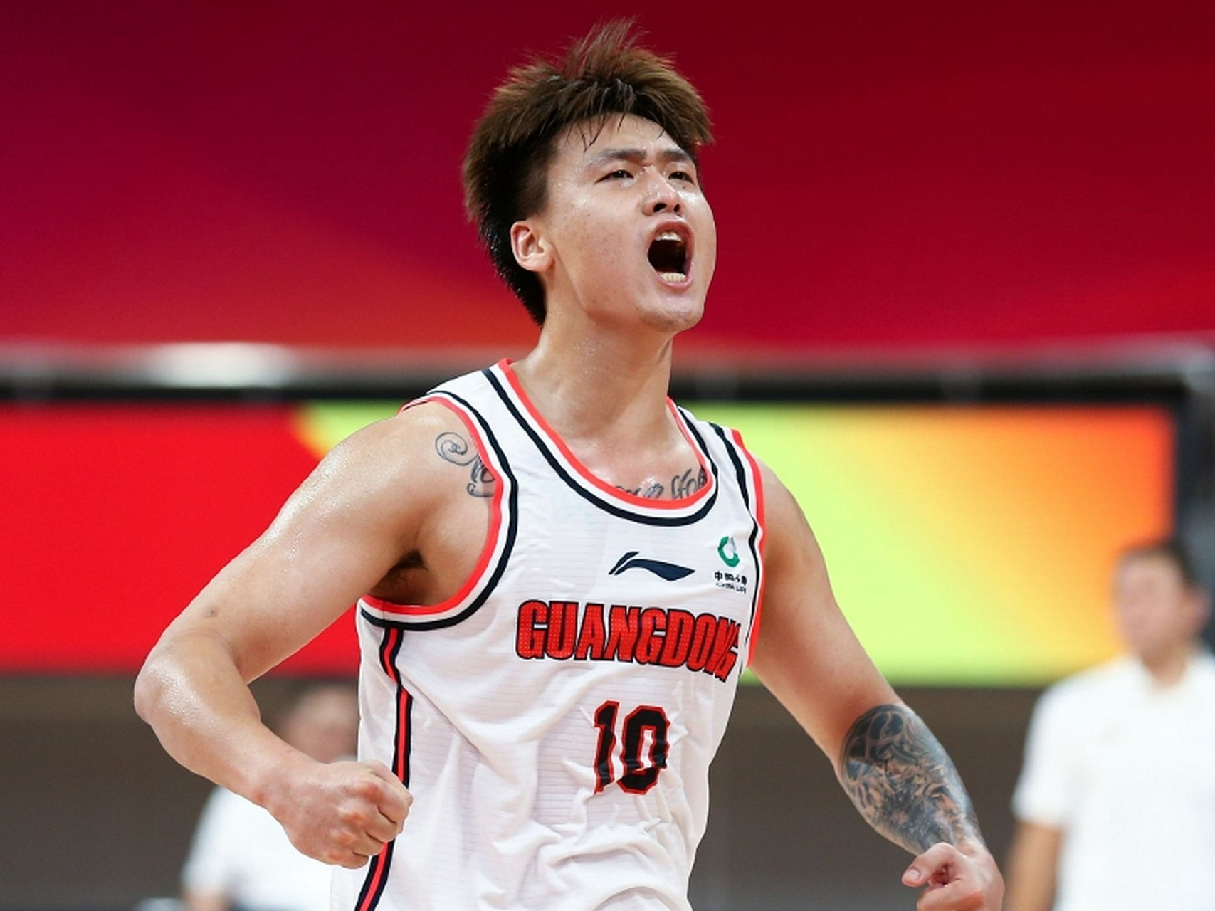 8月19日,中国篮协官方深夜发布公告,宣布周琦与赵睿互换东家.