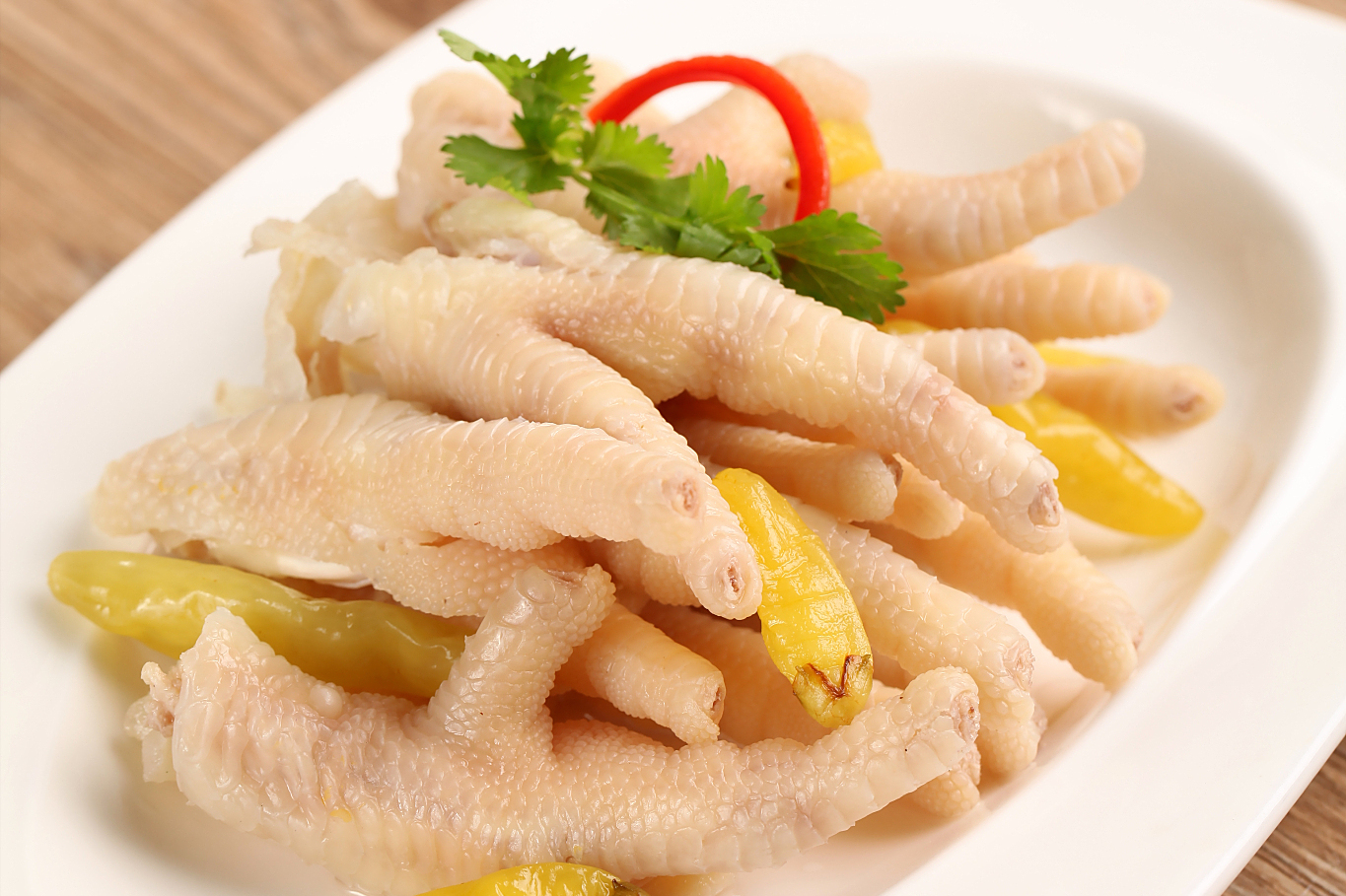 泡椒凤爪是一道美味的下酒菜,也可以作为日常小零食