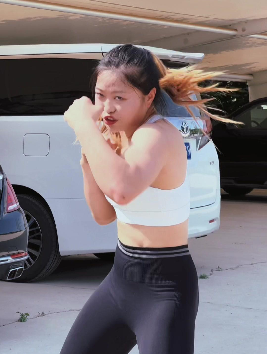 女保镖挑战武术高手,不料对方头一直往怀里钻,张美丽吓坏了!3-度小视