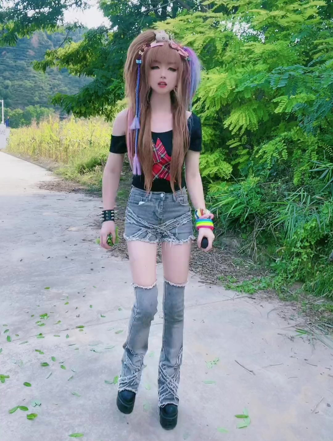 《自己美》以前的周鹏,现在的萨顶顶!
