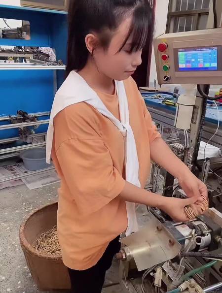 工资啊,你快点到我的手上来吧干活我是认真的村里皮筋厂-度小视