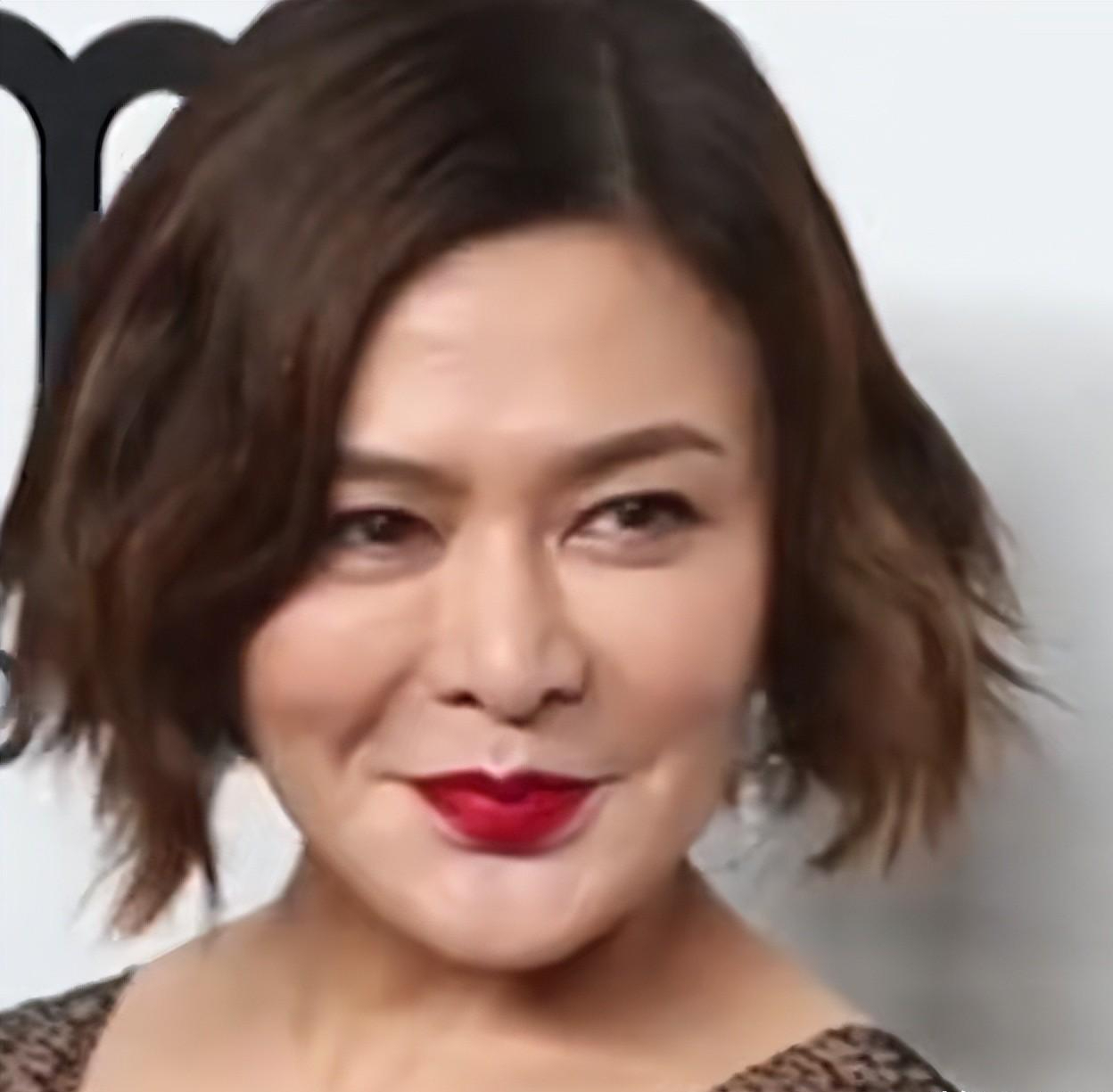 可如今六十岁的她晚年沉迷于医美驻颜,面部油光满面,表情也非常不自然