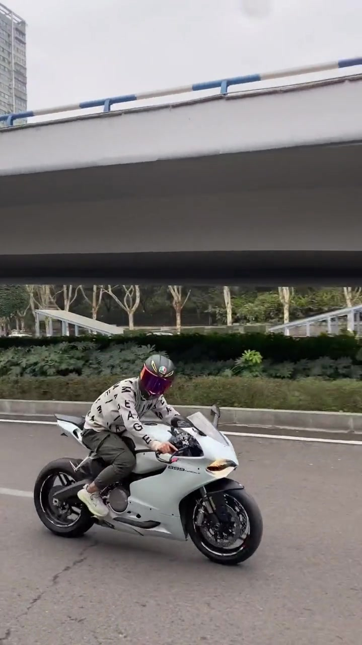 2偶遇杜卡迪小哥哥!白色杜卡迪同样很帅!