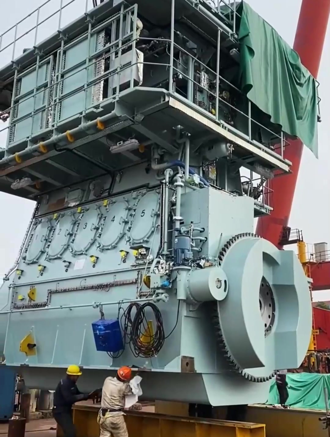 见识下中国制造的轮船发动机眼前一幕也太震撼了