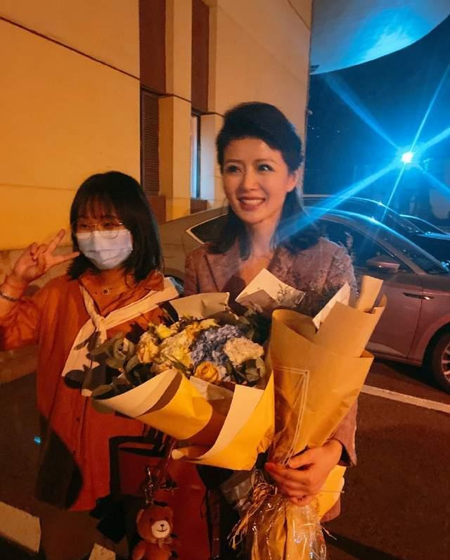 曾遭讽抛妻弃子的傅程鹏,首次和老婆同框放闪陪周丽淇赴名媛派对