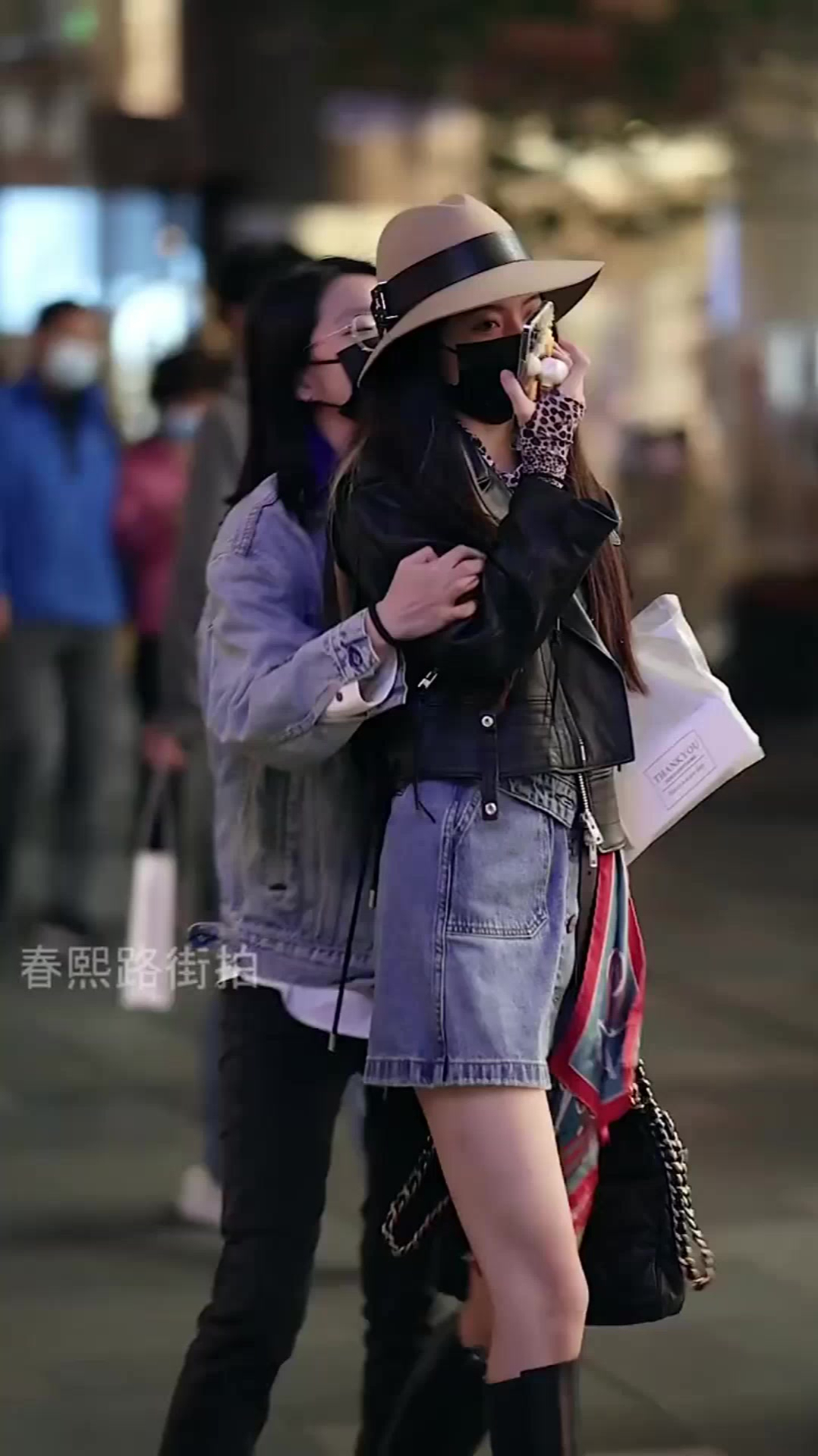 成都太古里街拍的小姐姐,这胖胖的样子,看起来真很好养活!