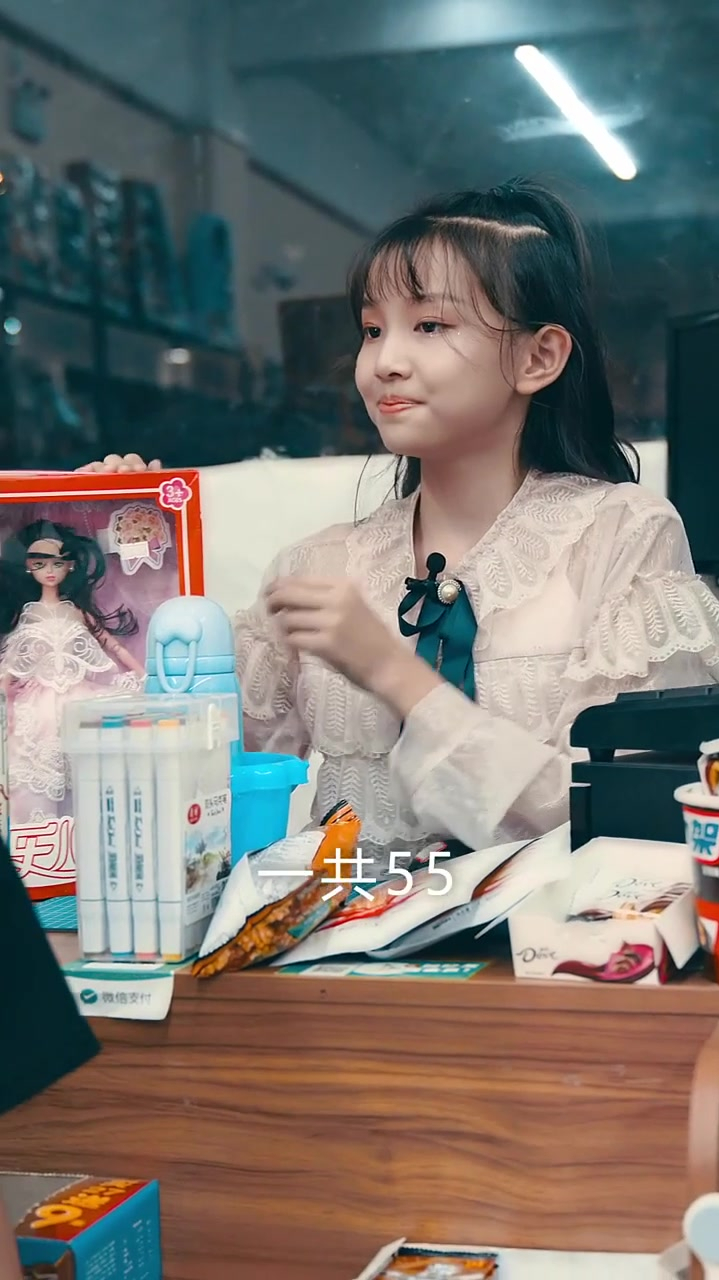 宋小睿帮忙看店,结果竟然把客人都吓跑了,这都亏本了