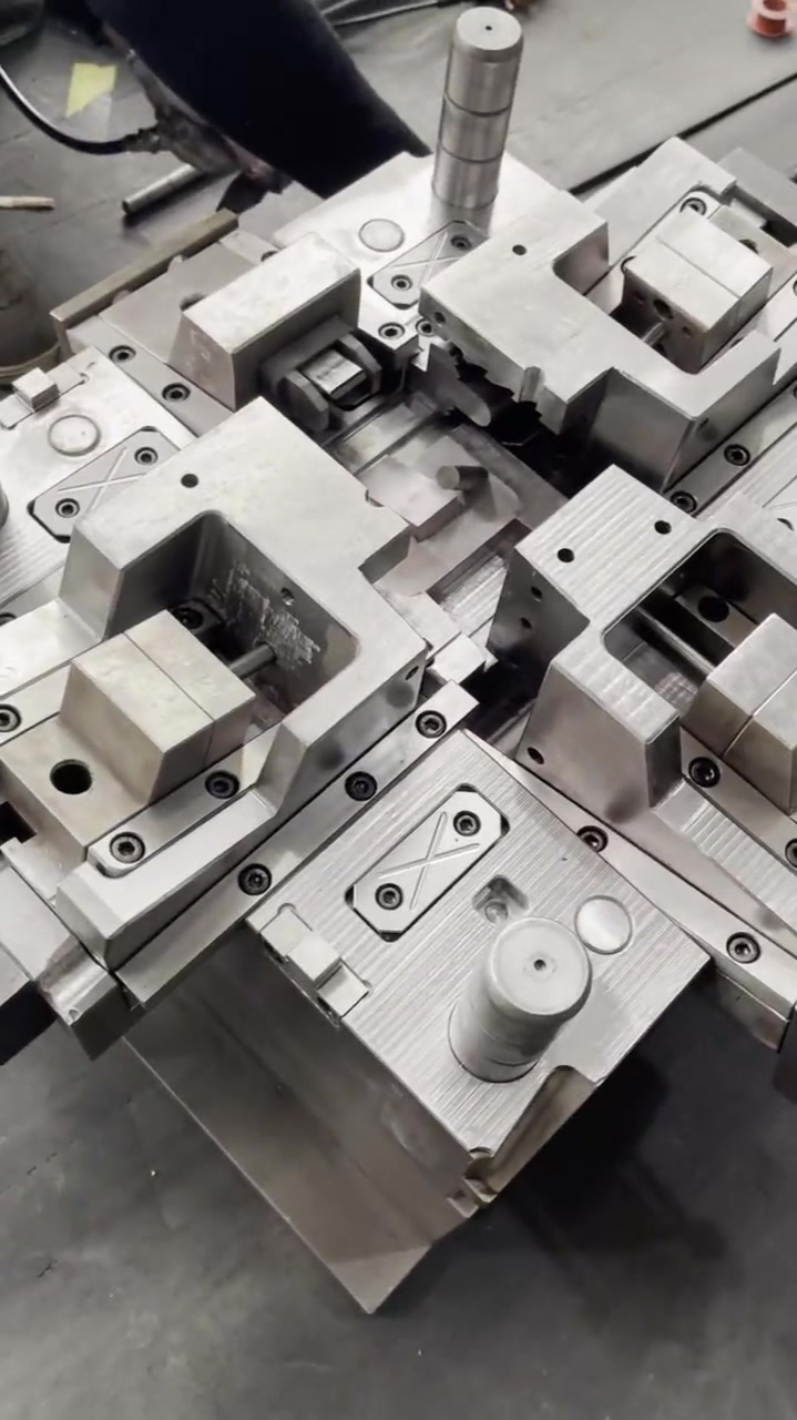 塑料模具上机注塑试模前的滑块测试