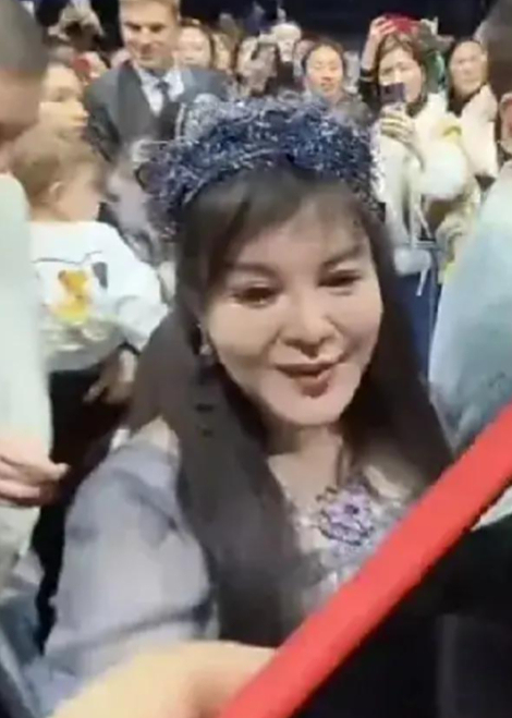 52岁于文红出席见面会翻车,被嘲上千万的脸,不如菜市场大妈!