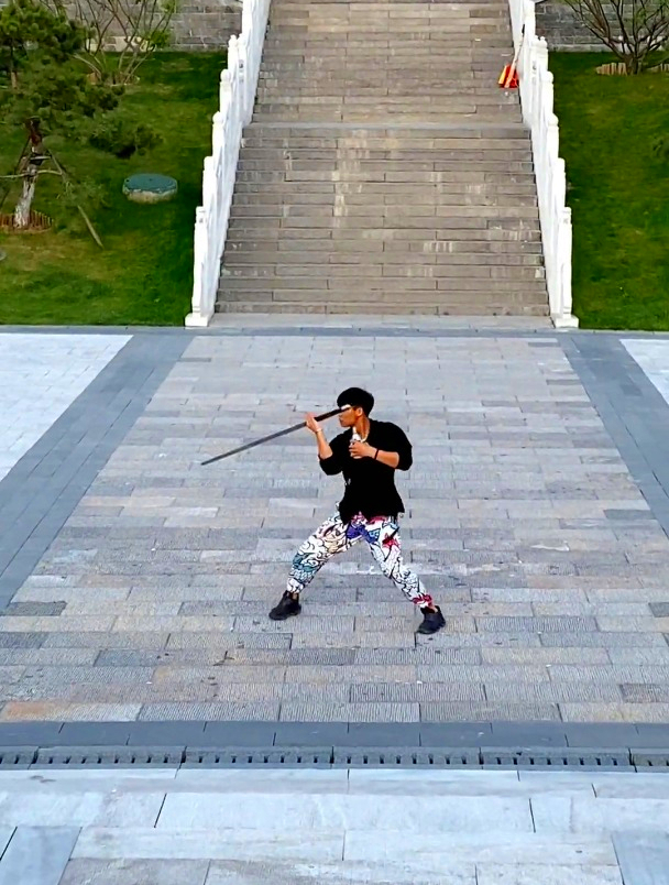 小伙醉酒舞剑,剑法流畅飘逸,挥洒自如