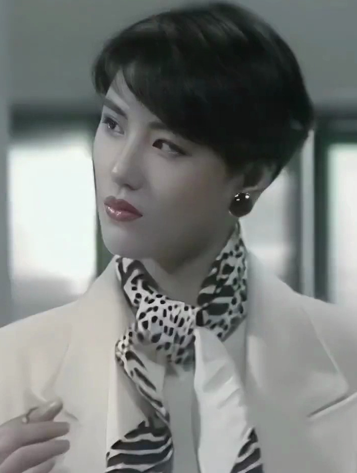 短发女神周海媚,又美又飒,演技实力派!