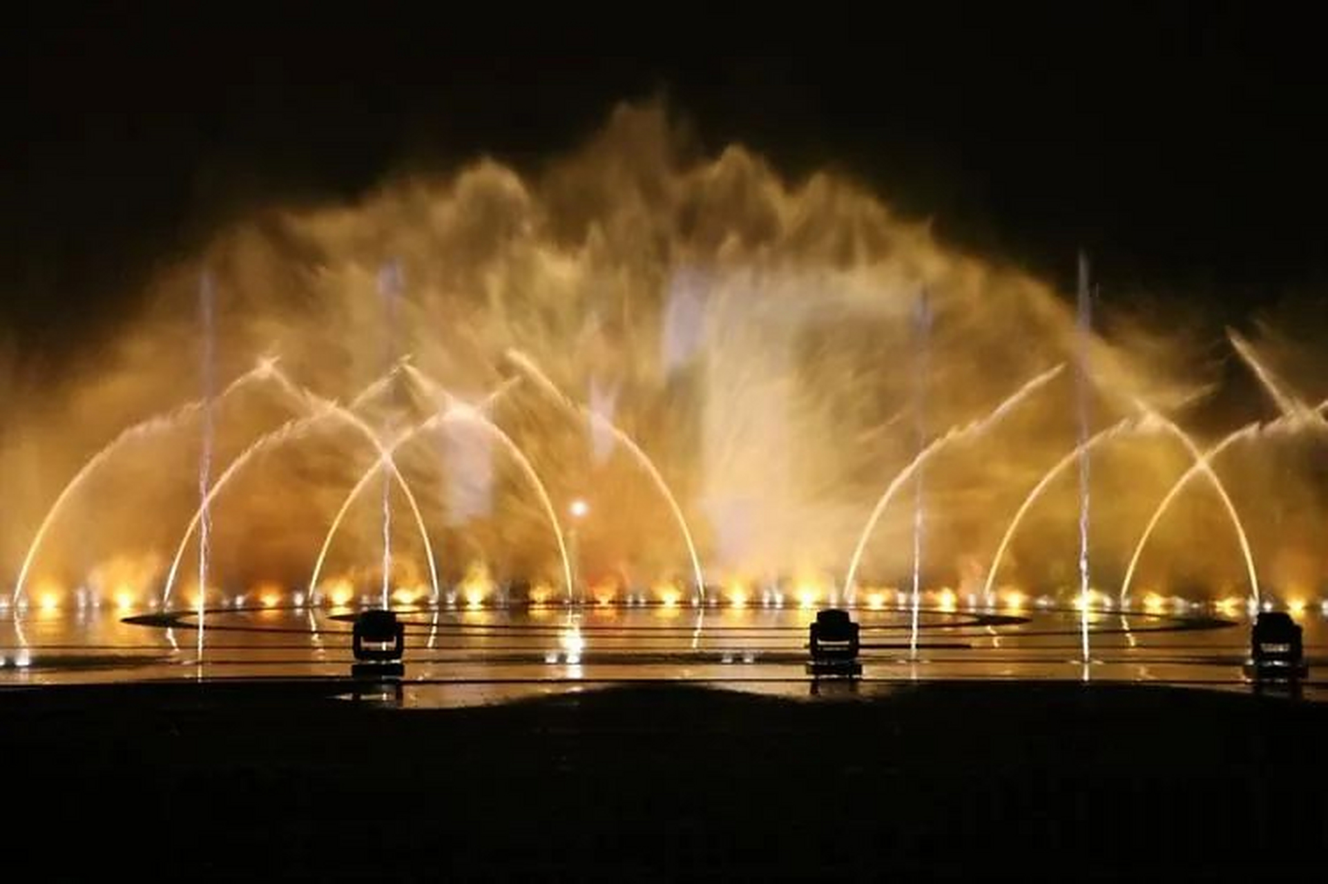 月牙岛水舞秀魅力再现 伴随着或悠扬或激昂的音乐,五颜六色的水柱