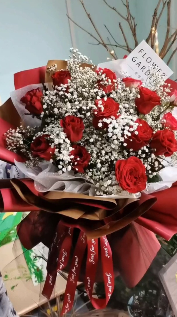 满天星加红玫瑰太惊艳了