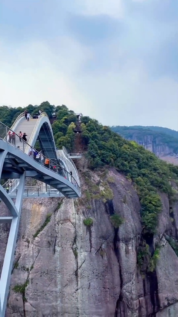 娛樂治癒風景:神仙居高空玻璃如意橋,一般人要扶著