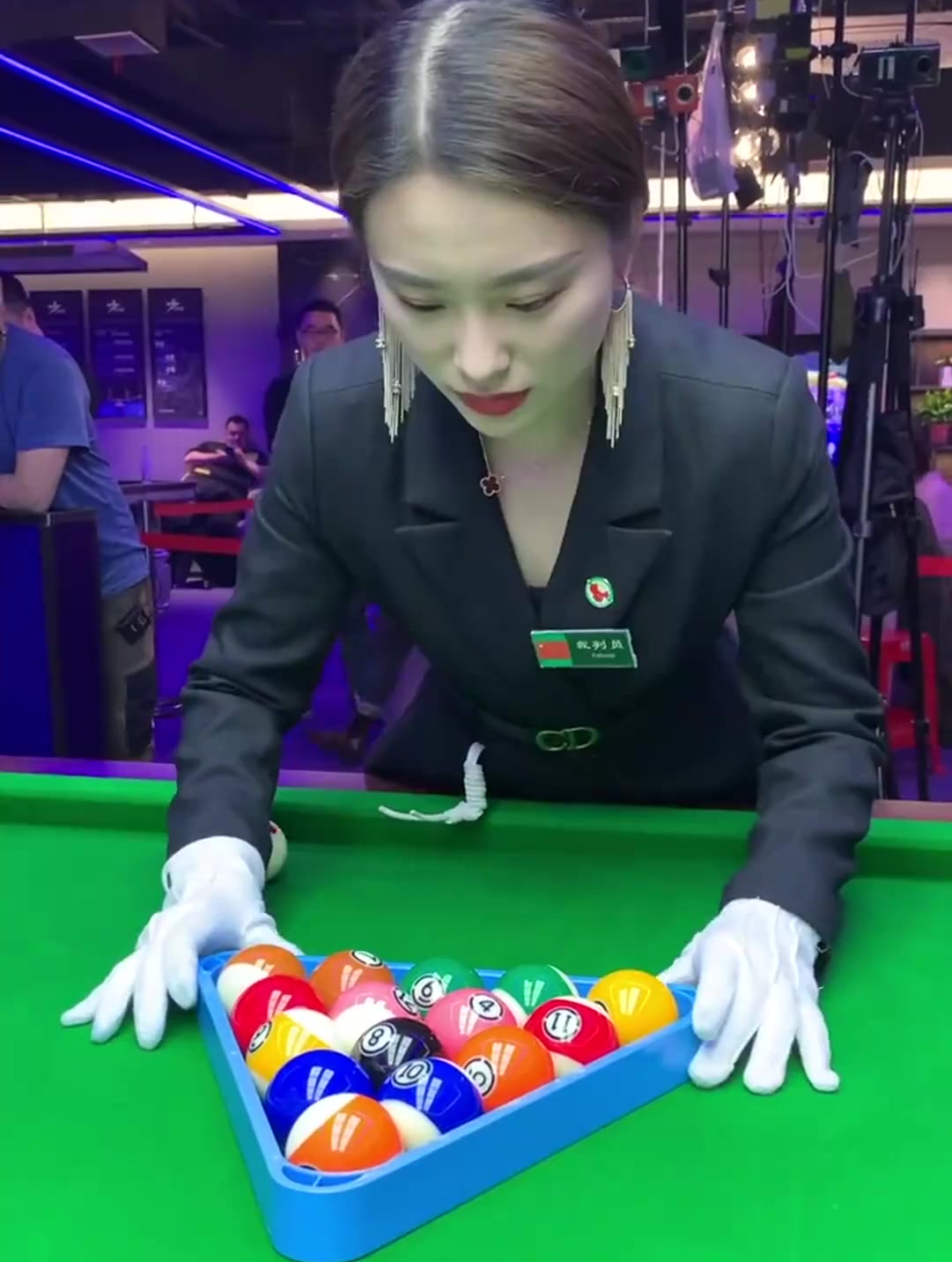 实拍美女台球裁判,这气质太出众了,简直是人间极品!