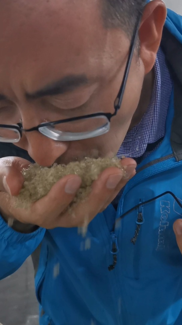 螃蟹不仅大的能夹人,小的也能夹舌头,猴哥被骗了