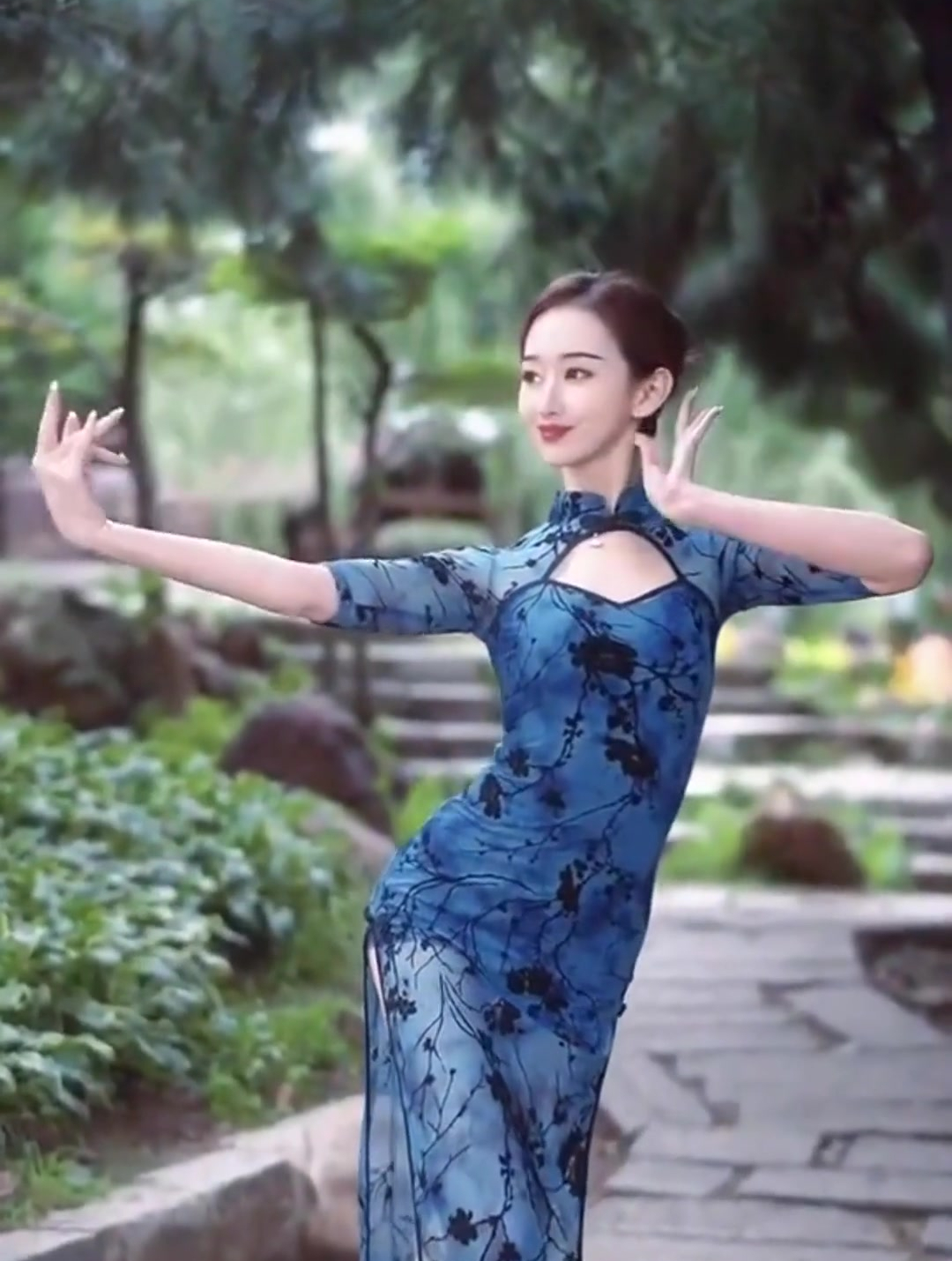 旗袍美女跳舞的样子活力四射,舞姿魅力十足,真是太美了!